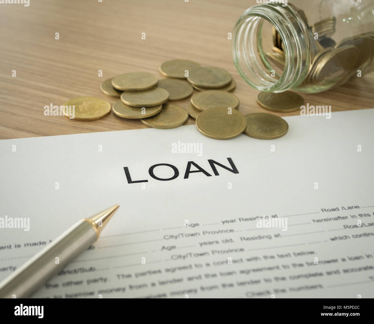 I documenti relativi al prestito e moneta in oro sul desk di banchieri. Foto Stock