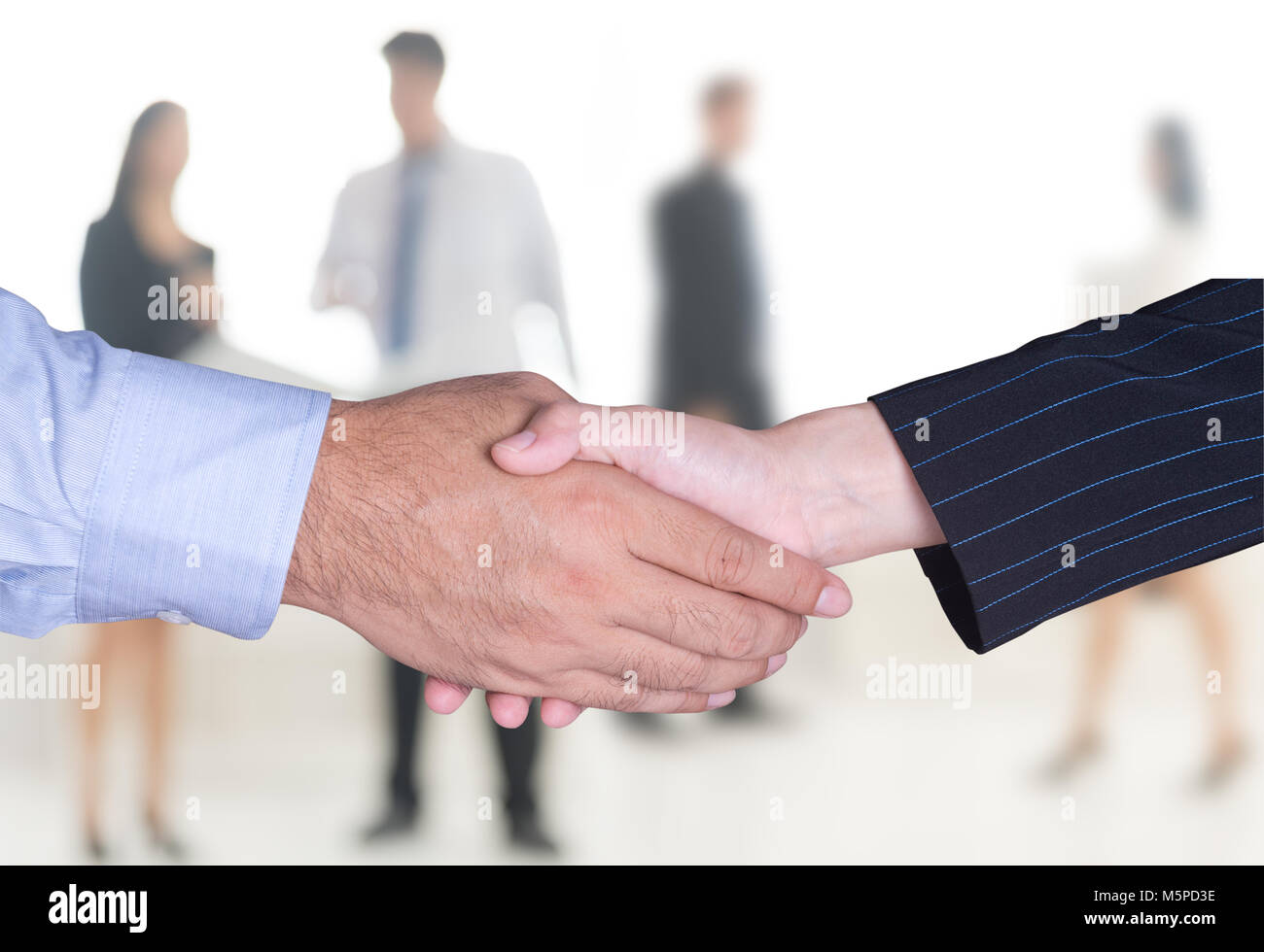 Primo piano di un business handshake con office background. Foto Stock