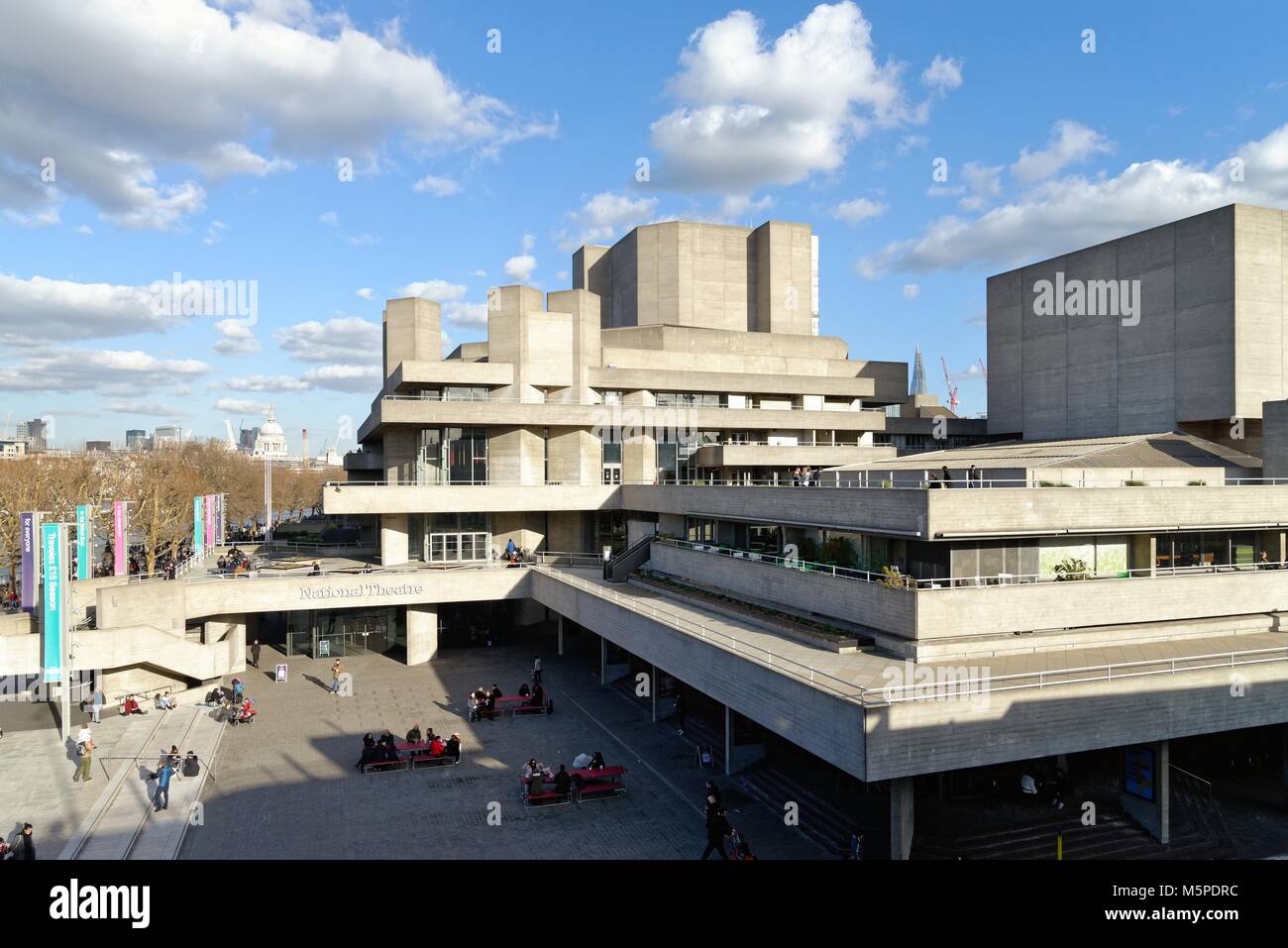 Il Teatro Nazionale sulla South Bank di Londra Waterloo England Regno Unito Foto Stock