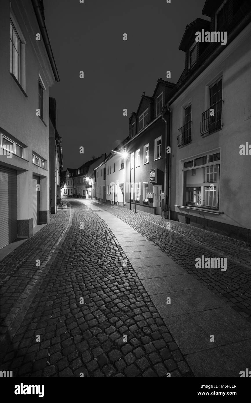 Di notte le strade della città vecchia. La città antica di Senftenberg. Stato federale di Brandeburgo. Menzionato per la prima volta nelle cronache nel 1276. Foto Stock