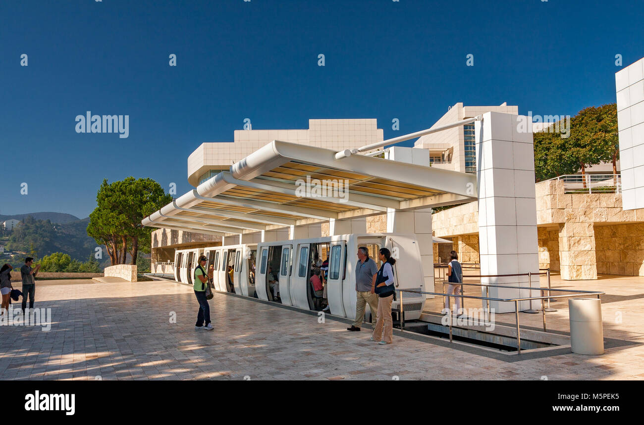 Persone al arrival plaza presso la fermata del treno navetta Getty Center a Brentwood, Los Angeles, California, USA Foto Stock