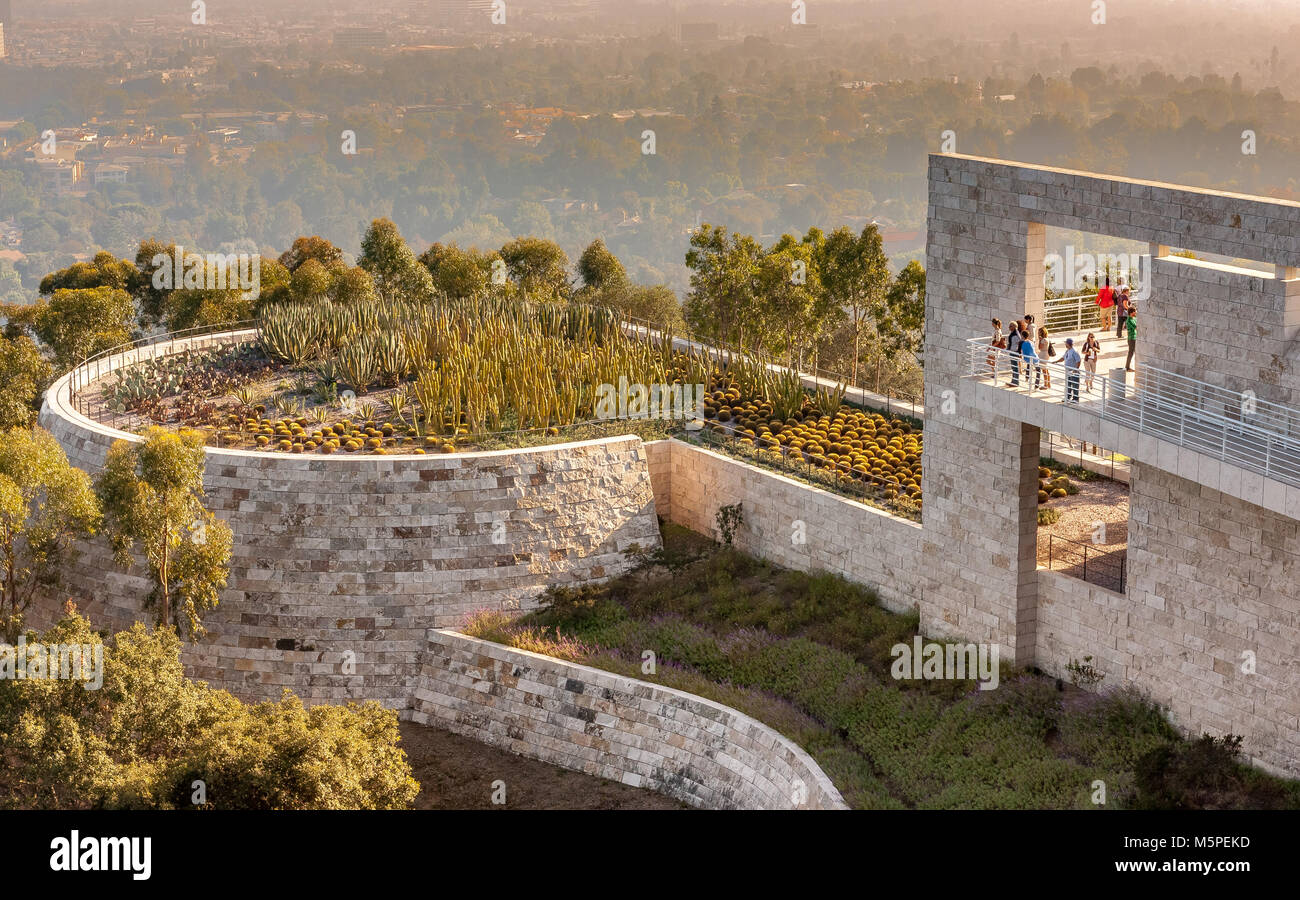 La gente che guarda fuori sopra il giardino recintato di cactus del centro di Getty in pietra in Brentwood, Los Angeles, CA, Stati Uniti Foto Stock