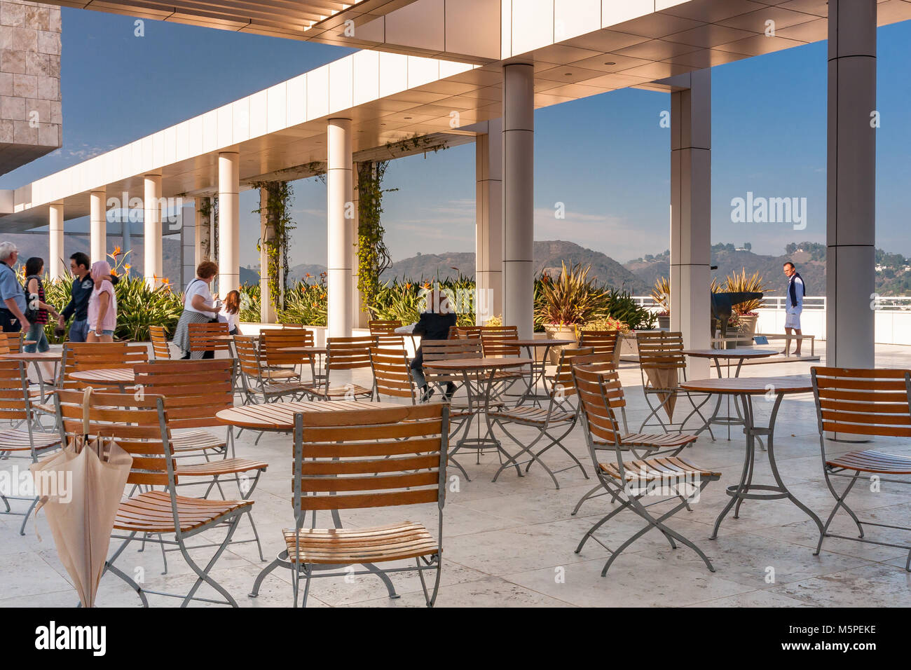 I visitatori della terrazza del Getty Center East Pavilion a Brentwood, Los Angeles, California, USA Foto Stock