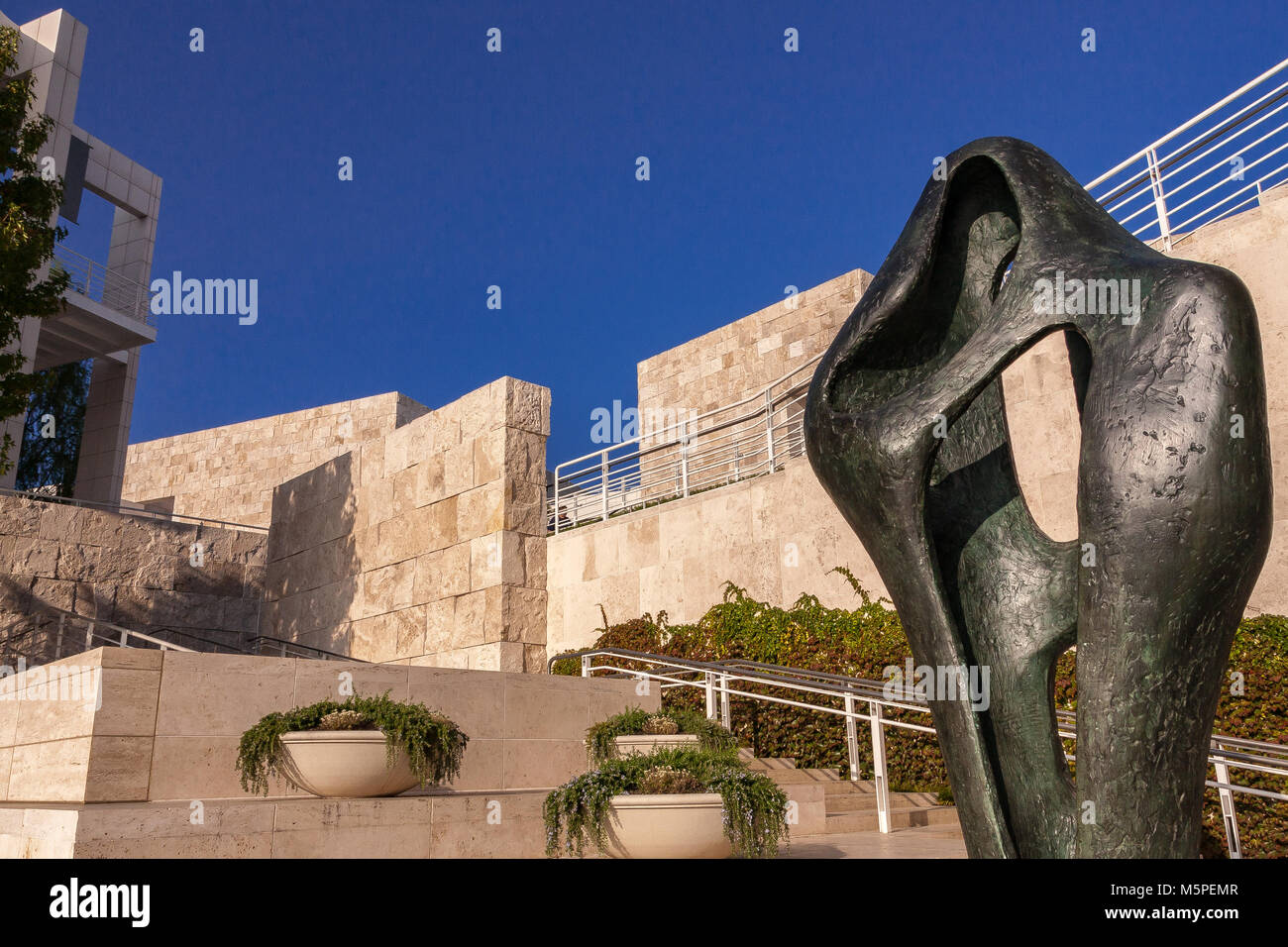 Barbara Hepworth scultura Figura per il paesaggio al Fran e Ray Stark Sculpture Terrace, il Getty Center, Brentwood Los Angeles, California Foto Stock