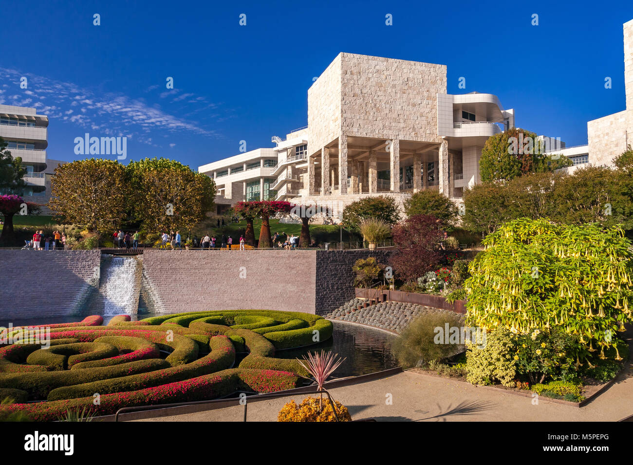 Getty Center giardini con il labirinto di siepi come la principale caratteristica ,Brentwood, Los Angeles, California. Il Getty Center è un campus di Getty Museum . Foto Stock