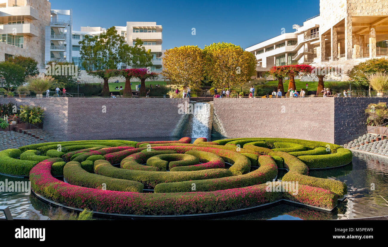 Il Getty Center giardini centrali che mostra il labirinto a spirale ,un labirinto flottante realizzato da azalee creato dall'artista Robert Irwin , Brentwood, Los Angeles . Foto Stock