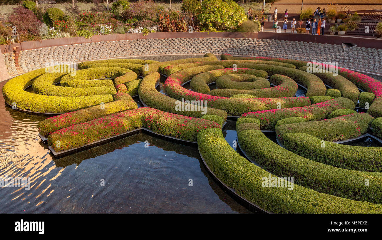 Il Getty Center giardini centrali che mostra il labirinto a spirale ,un labirinto flottante realizzato da azalee creato dall'artista Robert Irwin , Brentwood, Los Angeles . Foto Stock