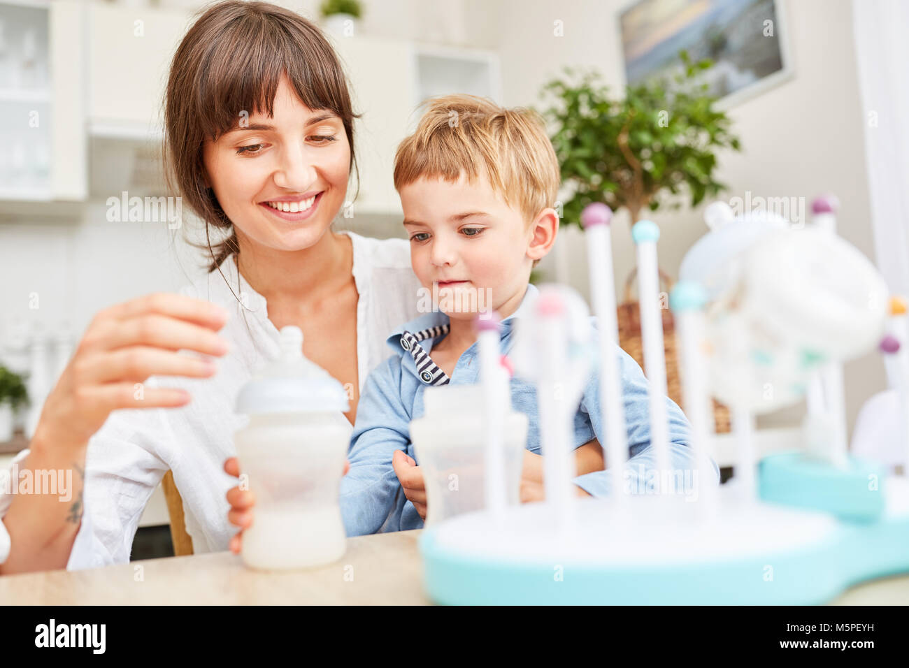 Madre e figlio di preparare pappe con stendino in primo piano Foto Stock