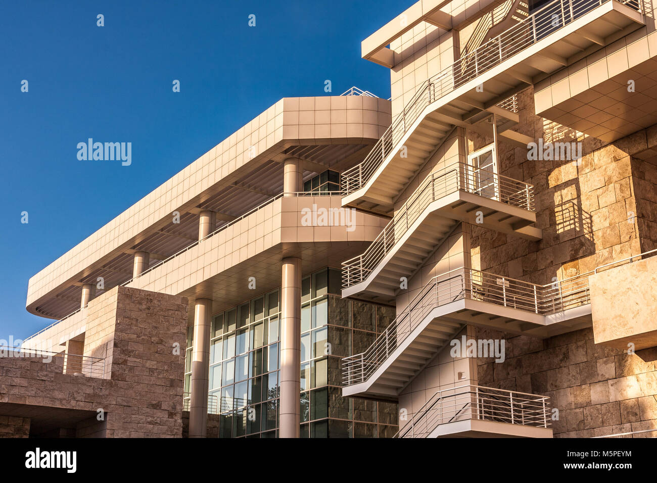 Il Getty Center, il museo e centro di ricerca, progettato da Richard Meier, esterna, Brentwood, Los Angeles, California, USA. Foto Stock