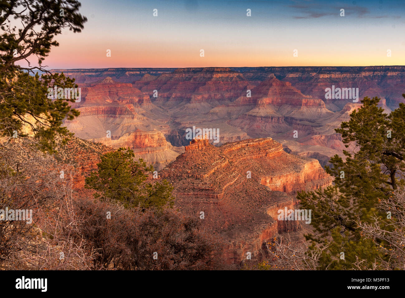 Sunrise al Grand Canyon, il Rising Sun raccoglie interessanti formazioni di roccia nei pressi di Yaki Point presso il Canyon South Rim, Arizona ,USA Foto Stock