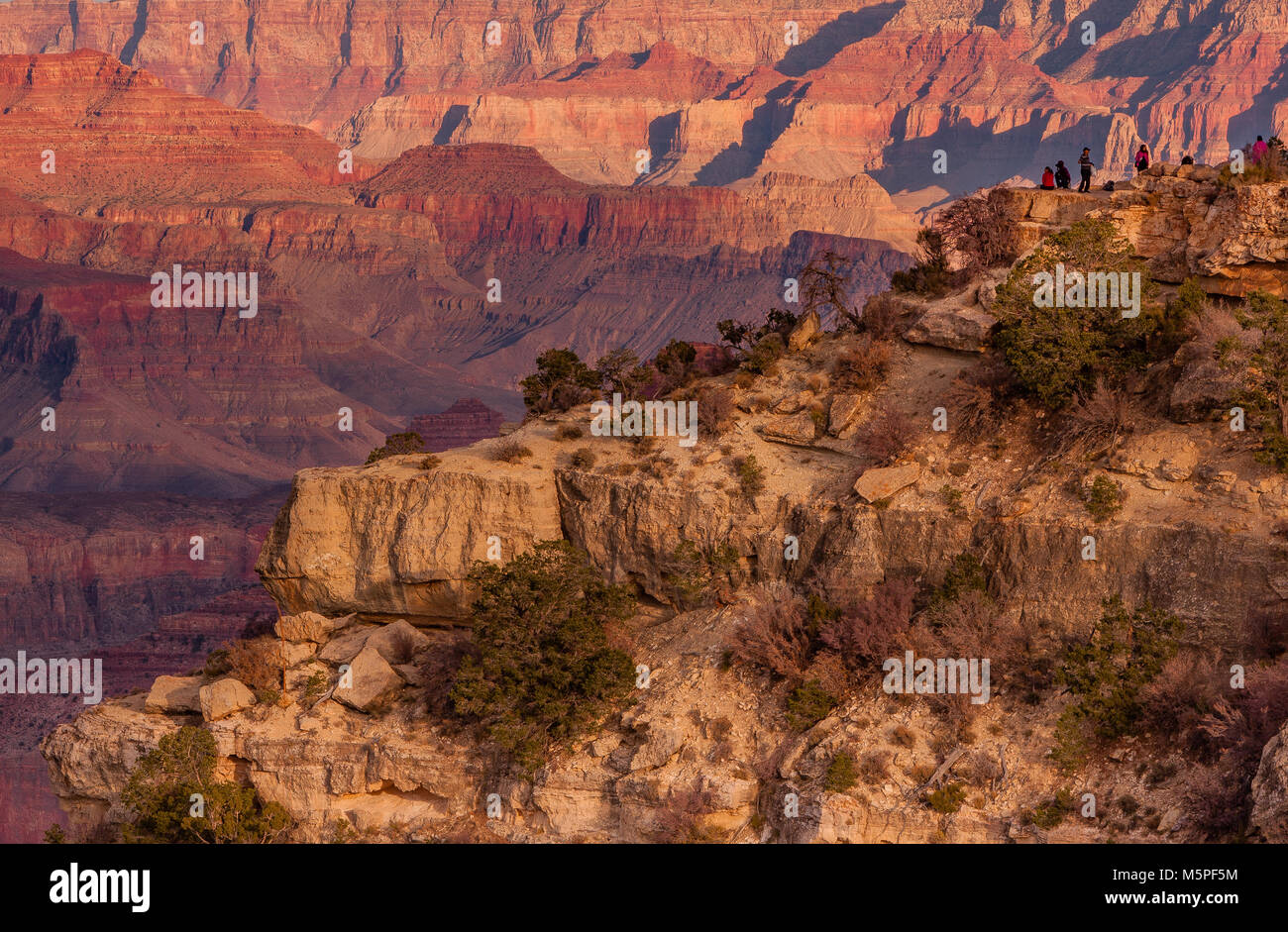 Le persone si radunano per guardare il tramonto vicino Mather Point ,del Grand Canyon South Rim , Arizona , STATI UNITI Foto Stock