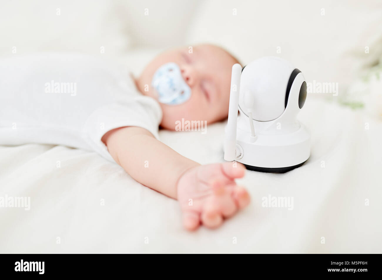 Baby è monitorata nel sonno e controllata con baby monitor allarme a vibrazione Foto Stock