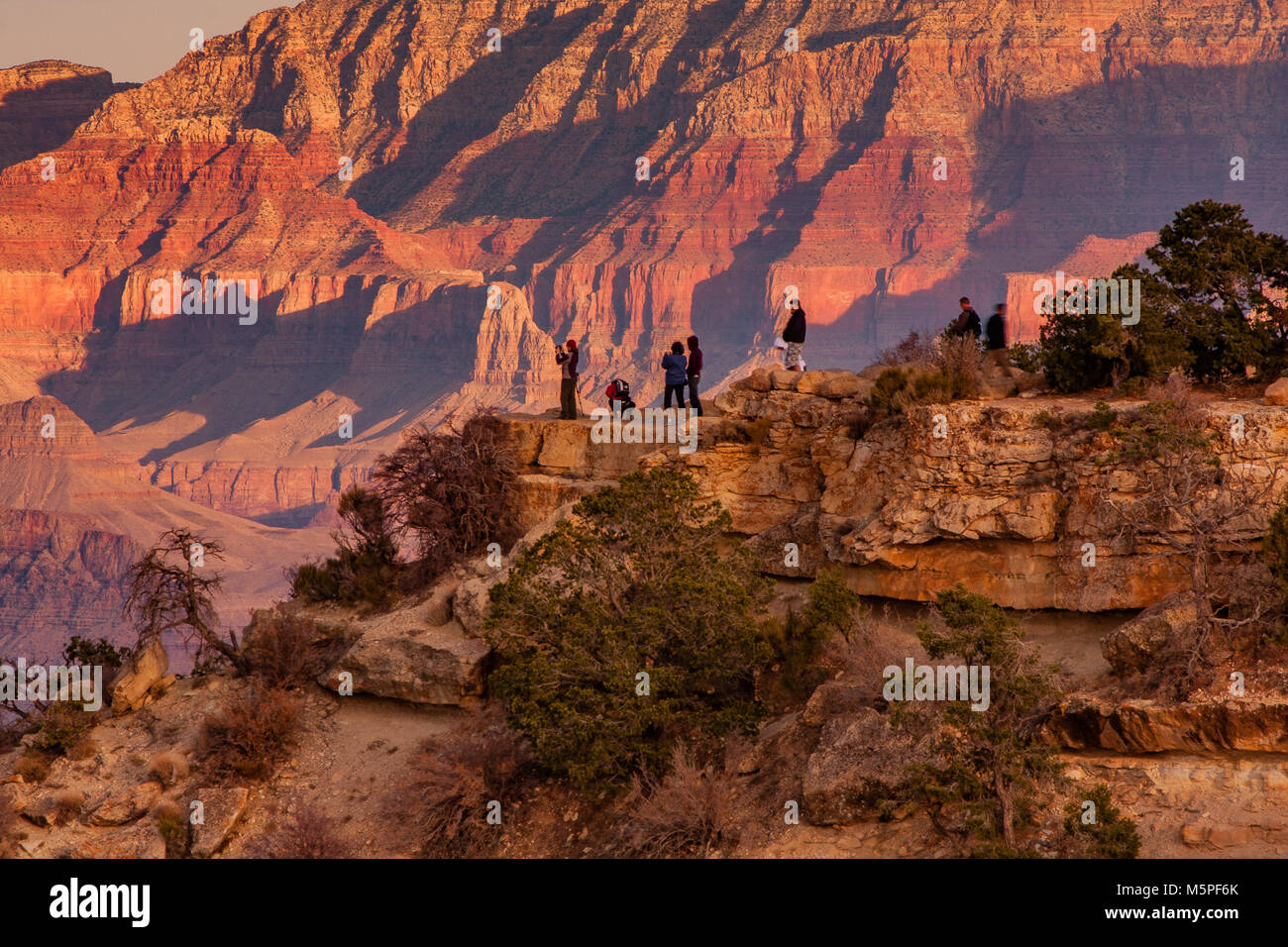 Le persone si radunano per guardare il tramonto vicino Mather Point ,del Grand Canyon South Rim , Arizona , STATI UNITI Foto Stock