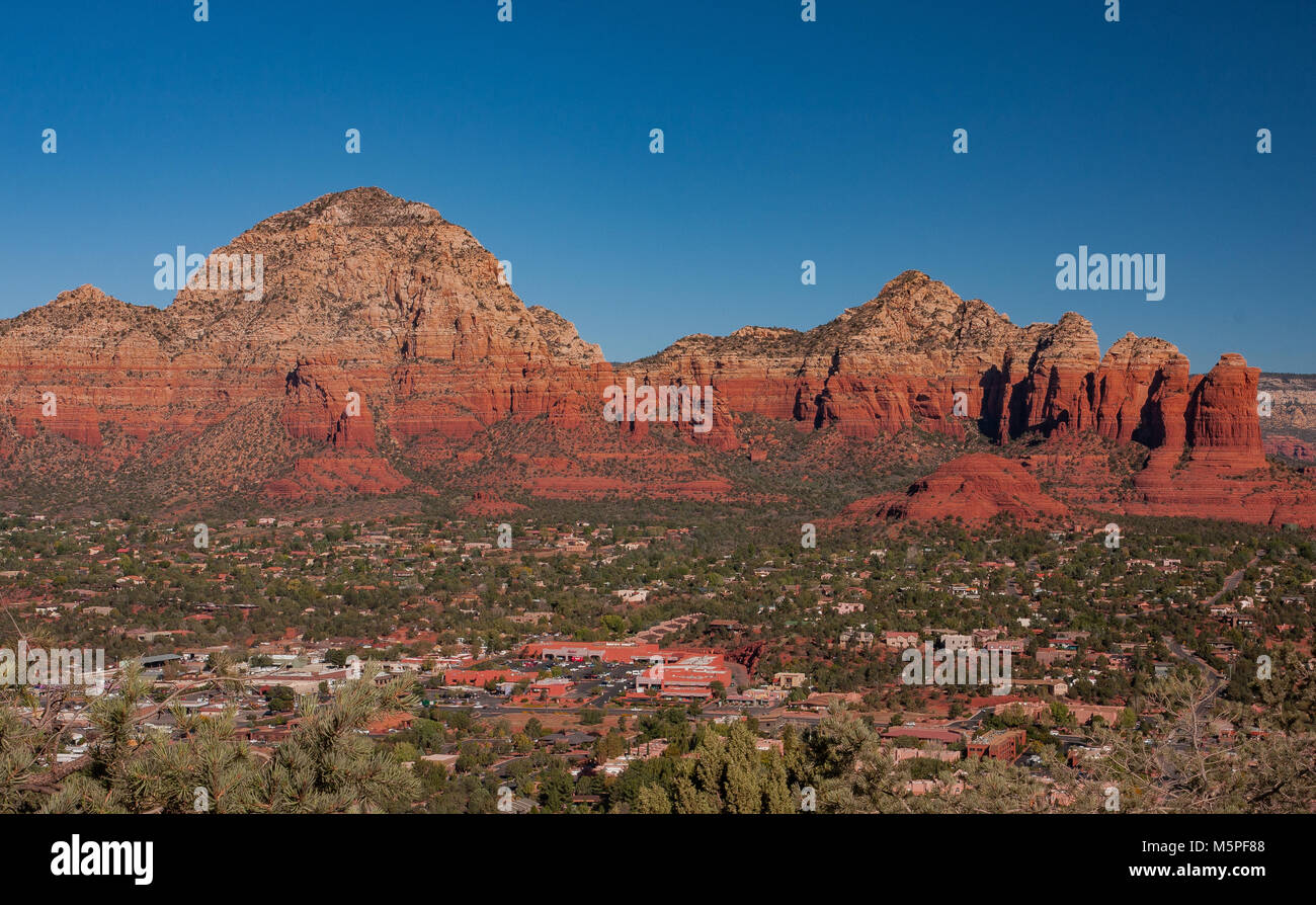 Città di Sedona, in Arizona e una vista del POT del caffè Rock dall' Aeroporto Mesa si affacciano , Sedona , Arizona , STATI UNITI Foto Stock