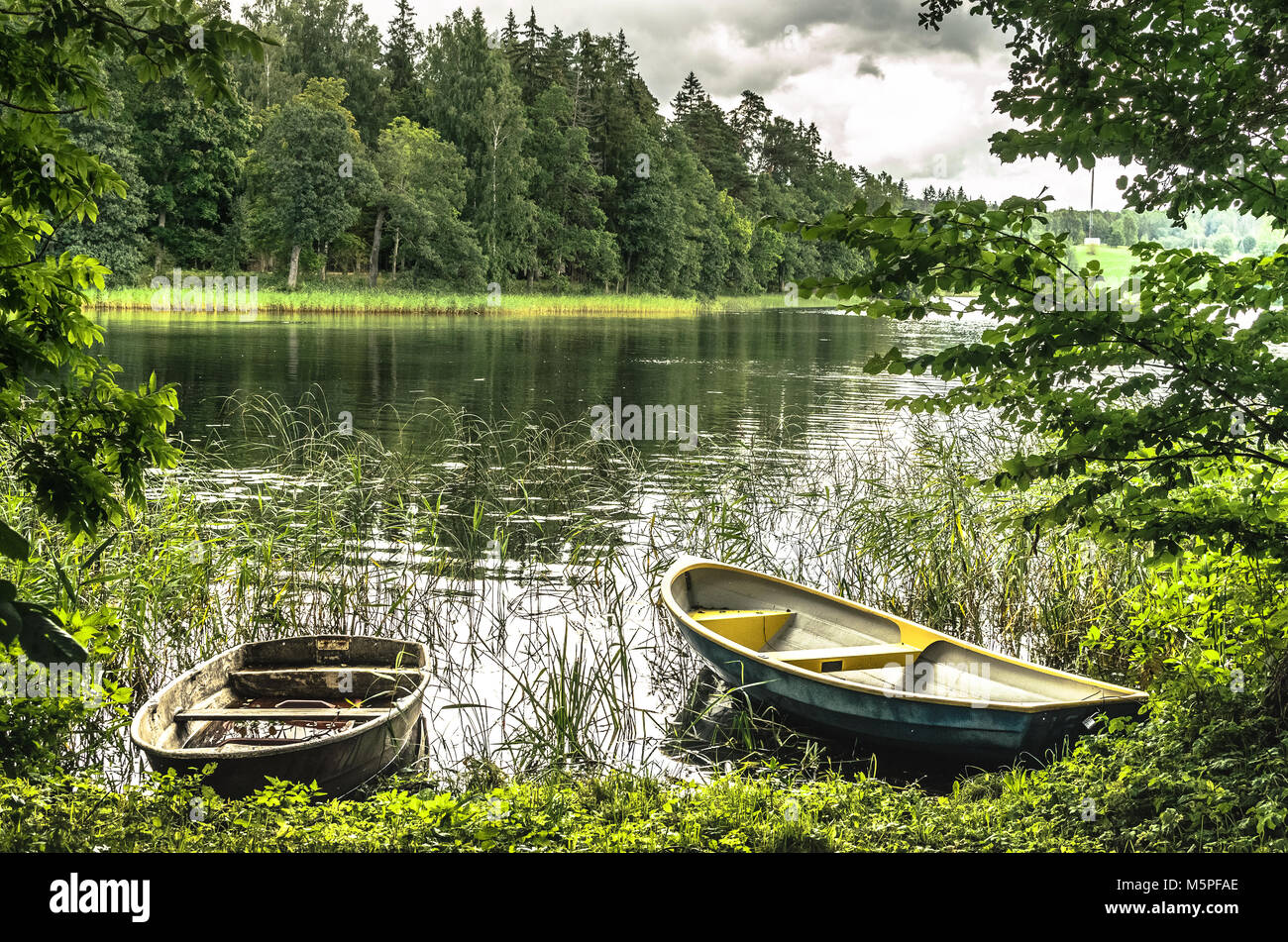 Barche in legno sulle rive del lago Pühajärv ("lago Santo') vicino alla città di Otepää, Estonia Foto Stock