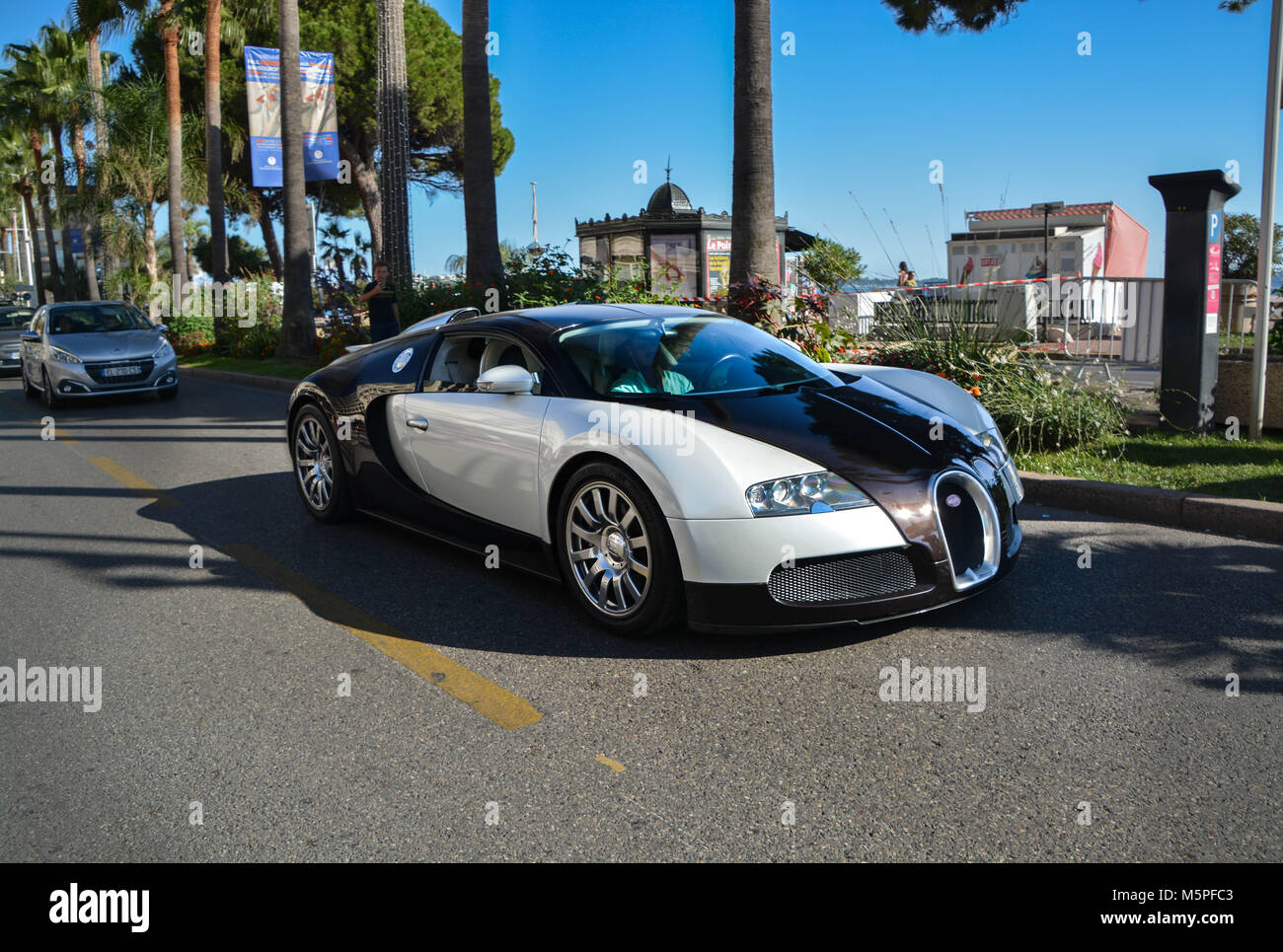 Bugatti Veyron in Cannes durante le vacanze estive del 2017 Foto Stock