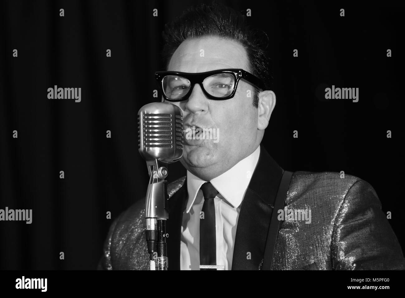 Alan Becks eseguendo il suo Buddy Holly tributo atto durante la Ultimate Tribute Show a minatori Swillington Welfare Club a Leeds Foto Stock