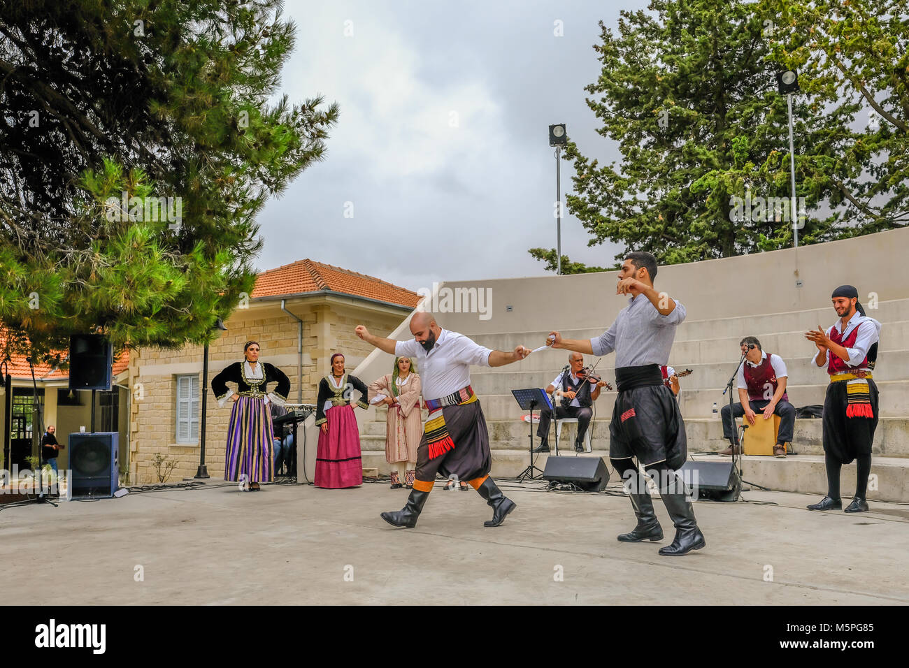 Arsos, Cipro - 8 Ottobre 2017: ballerini cipriota esecuzione in costumi tradizionali. Foto Stock