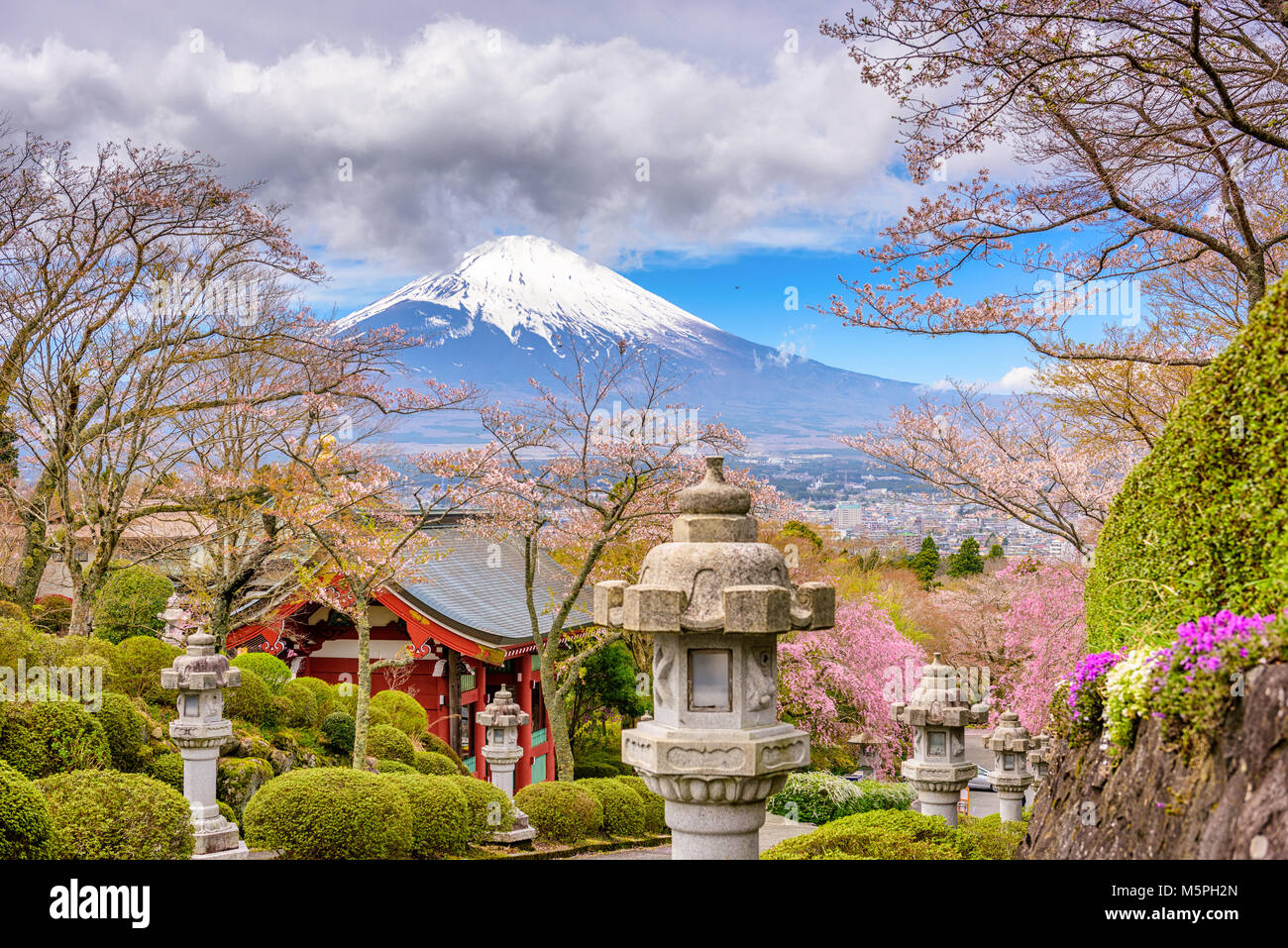 Gotemba City, Giappone presso il Parco della Pace con Mt. Fuji nella stagione primaverile. Foto Stock