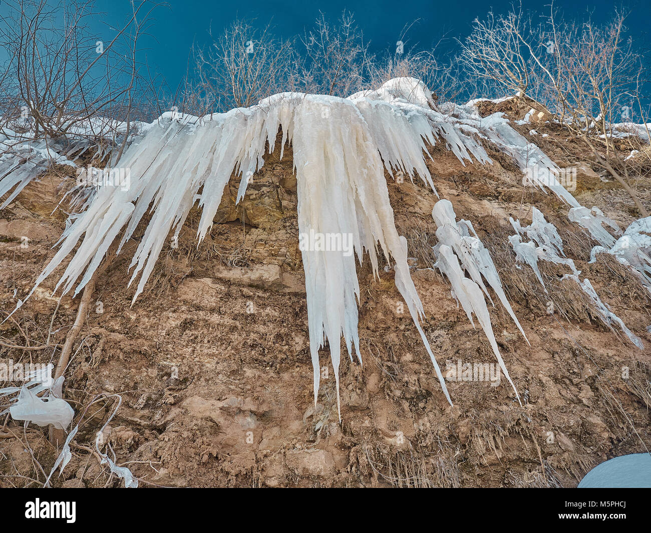 Enormi blocchi di ghiaccio pendente dalla scogliera. La bellezza della natura selvaggia. Foto Stock
