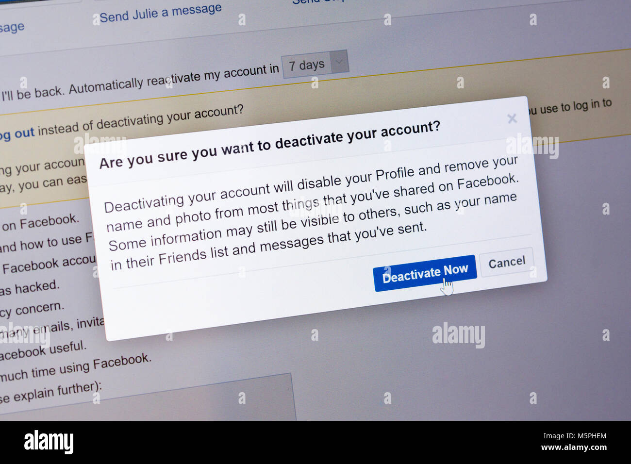 Chiusura della finestra di dialogo di Facebook con il passaggio del mouse sul pulsante Disattiva il tuo account ora sullo schermo del computer, Regno Unito. Concetto - dipendenza dai social media Foto Stock