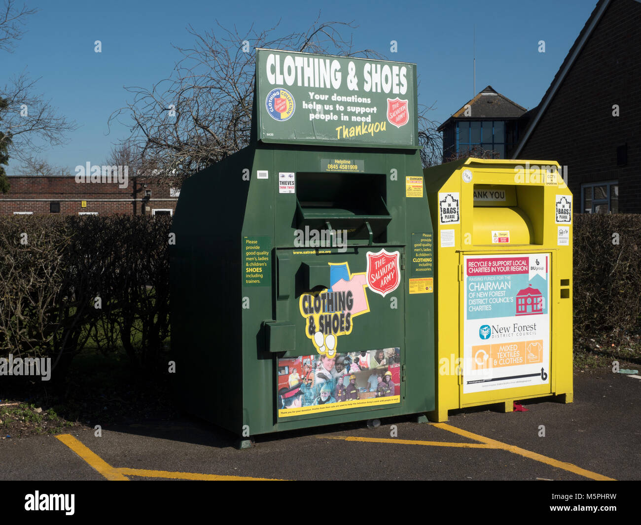 La carità abbigliamento binsTotton riciclo, Hampshire, Inghilterra, Regno Unito Foto Stock