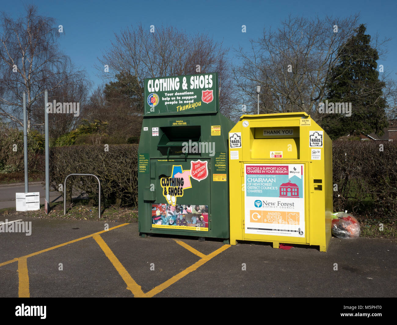 La carità abbigliamento cestini, Totton, Hampshire, Inghilterra, Regno Unito Foto Stock