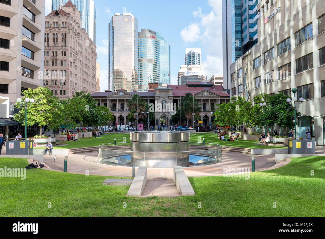 Post Office Square a Brisbane, Queensland, Australia. Questo è un luogo molto popolare per le persone a rilassarsi e incontrare. Le persone sono chiaramente visibili Foto Stock