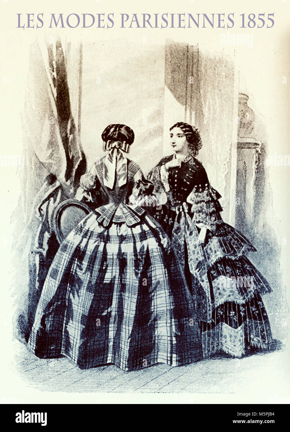 1855 moda vintage, rivista francese Les Parisiennes modalità presenta due giovani donne in un bellissimo salone con fantasia flounced gonne e elegante di parrucchiere Foto Stock