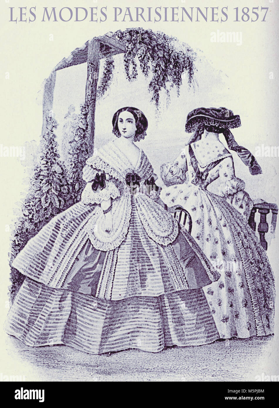 1857 moda vintage, rivista francese Les Parisiennes modalità presenta due giovani donne all'aperto in giardino con panni di fantasia, fronzoli e archi Foto Stock