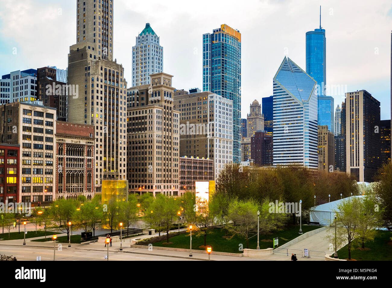 Chicago Downtown skyline di sera vista dal ponte pedonale Nichols Bridgeway Foto Stock