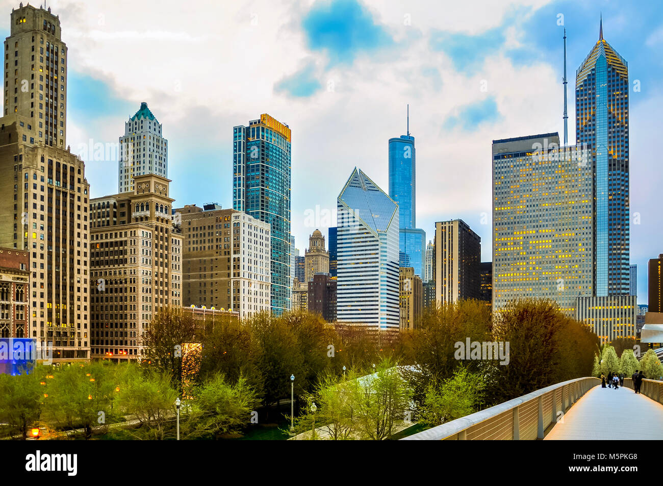 Chicago Downtown skyline di sera vista dal ponte pedonale Nichols Bridgeway Foto Stock