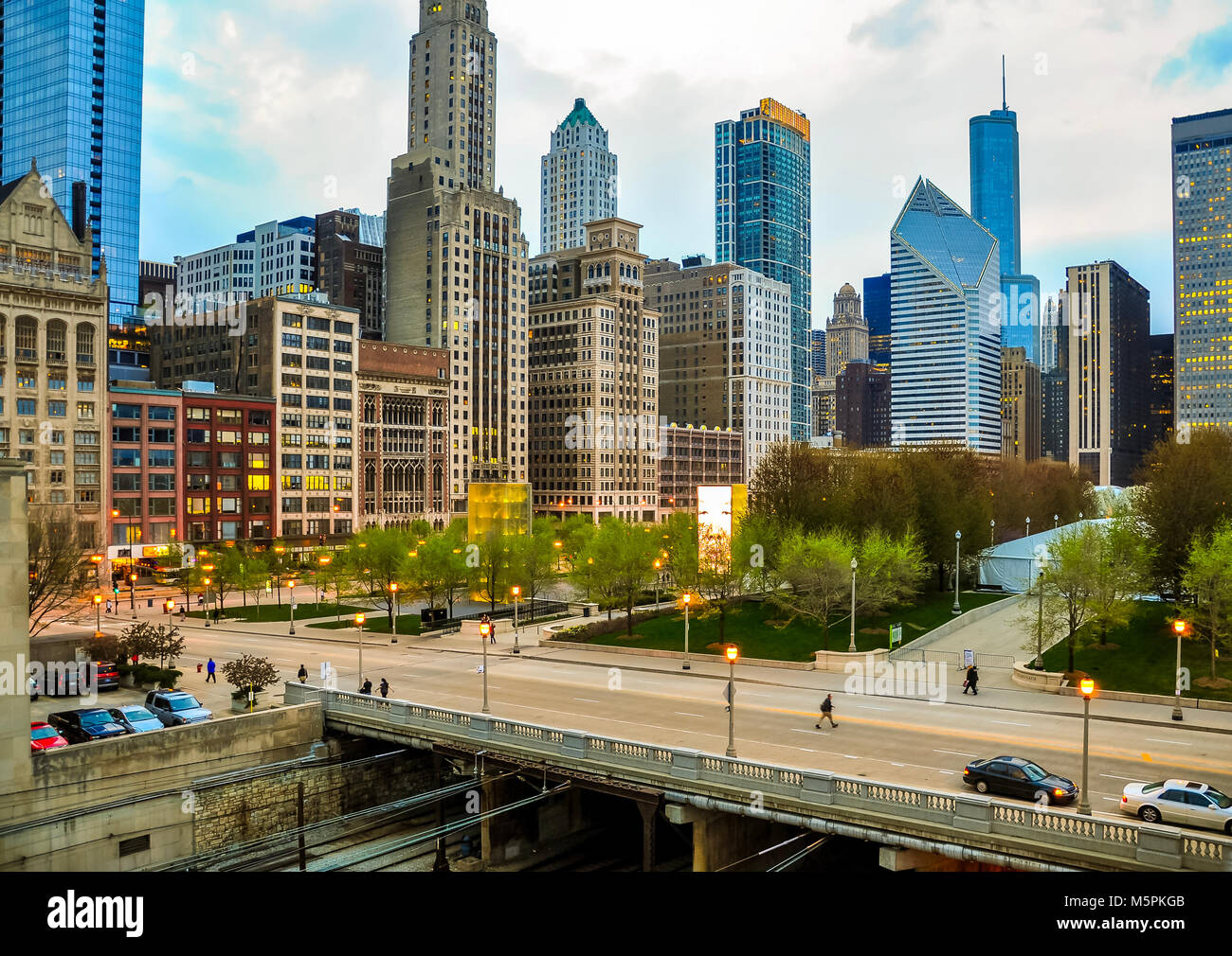 Chicago Downtown skyline di sera vista dal ponte pedonale Nichols Bridgeway Foto Stock