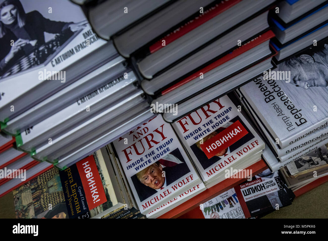 Michael Wolff il libro, il fuoco e la Furia: all'interno del Trump White House' in un russo bookstore sulla Tverskaya Street nel centro di Mosca, Russia Foto Stock