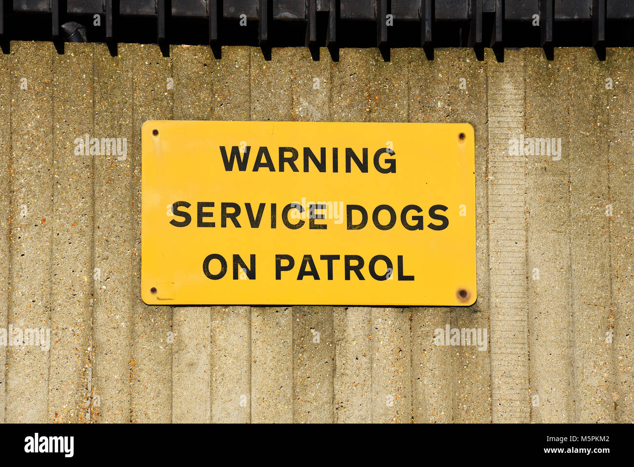 Avvertenza i cani di servizio di pattuglia segno Hyde Park Barracks situato nel quartiere di Knightsbridge di Londra centrale, sul bordo meridionale di Hyde Park Foto Stock