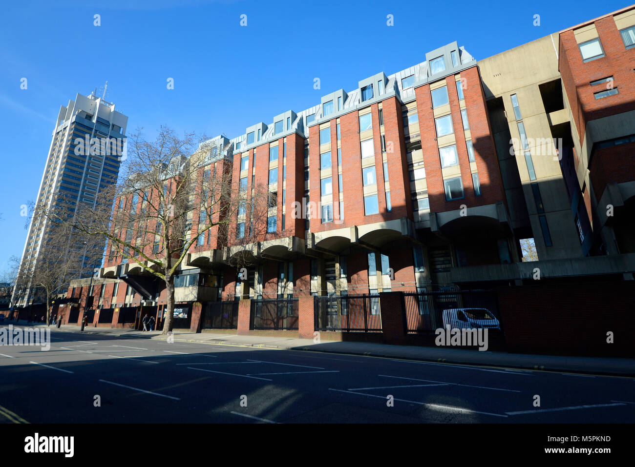 Hyde Park Barracks sono situati nel quartiere di Knightsbridge di Londra centrale, sul bordo meridionale di Hyde Park. Indicato anche come caserma di Knightsbridge Foto Stock