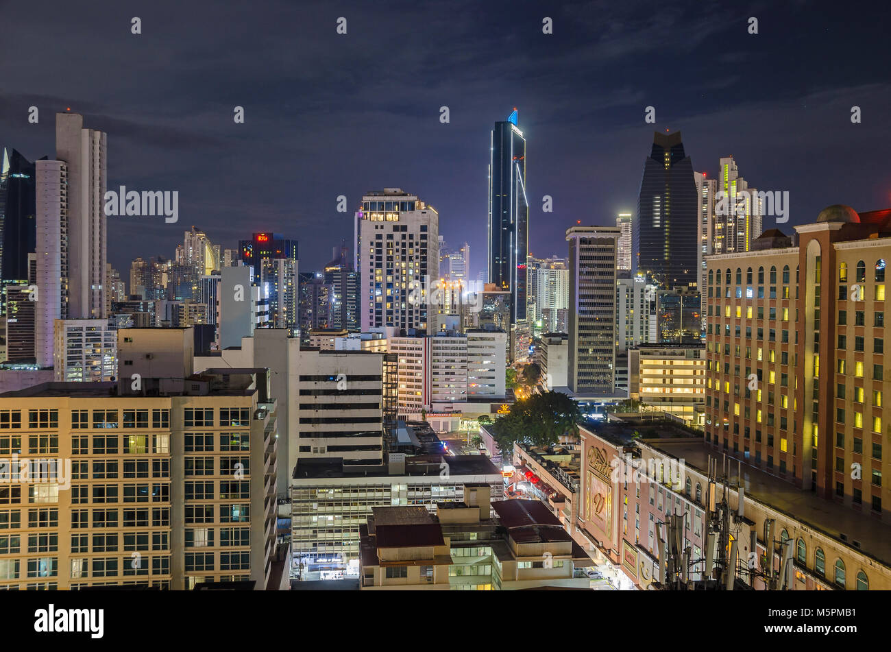 Panama City, Panama - 3 Novembre 2017: skyline della città di Panama di notte con Towerbank e Veneto Grand Hotel. Vista dal tetto del Tryp da Windham Foto Stock