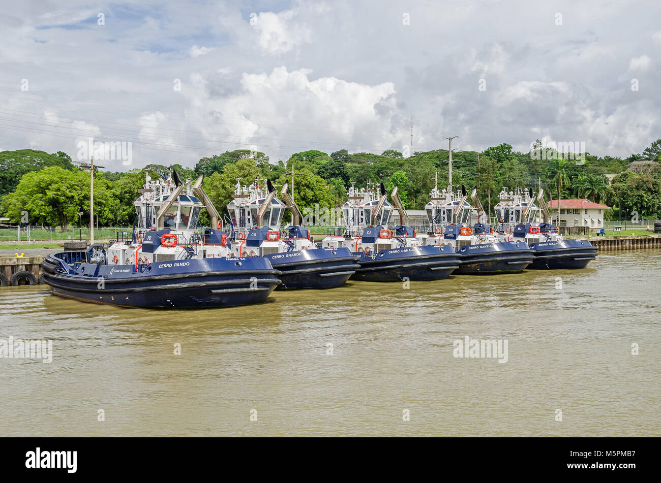 Panama City, Panama - 4 Novembre, 2017: rimorchiatori in attesa per ordine e pronto ad aiutare le navi per il transito del canale di Panama. Foto Stock