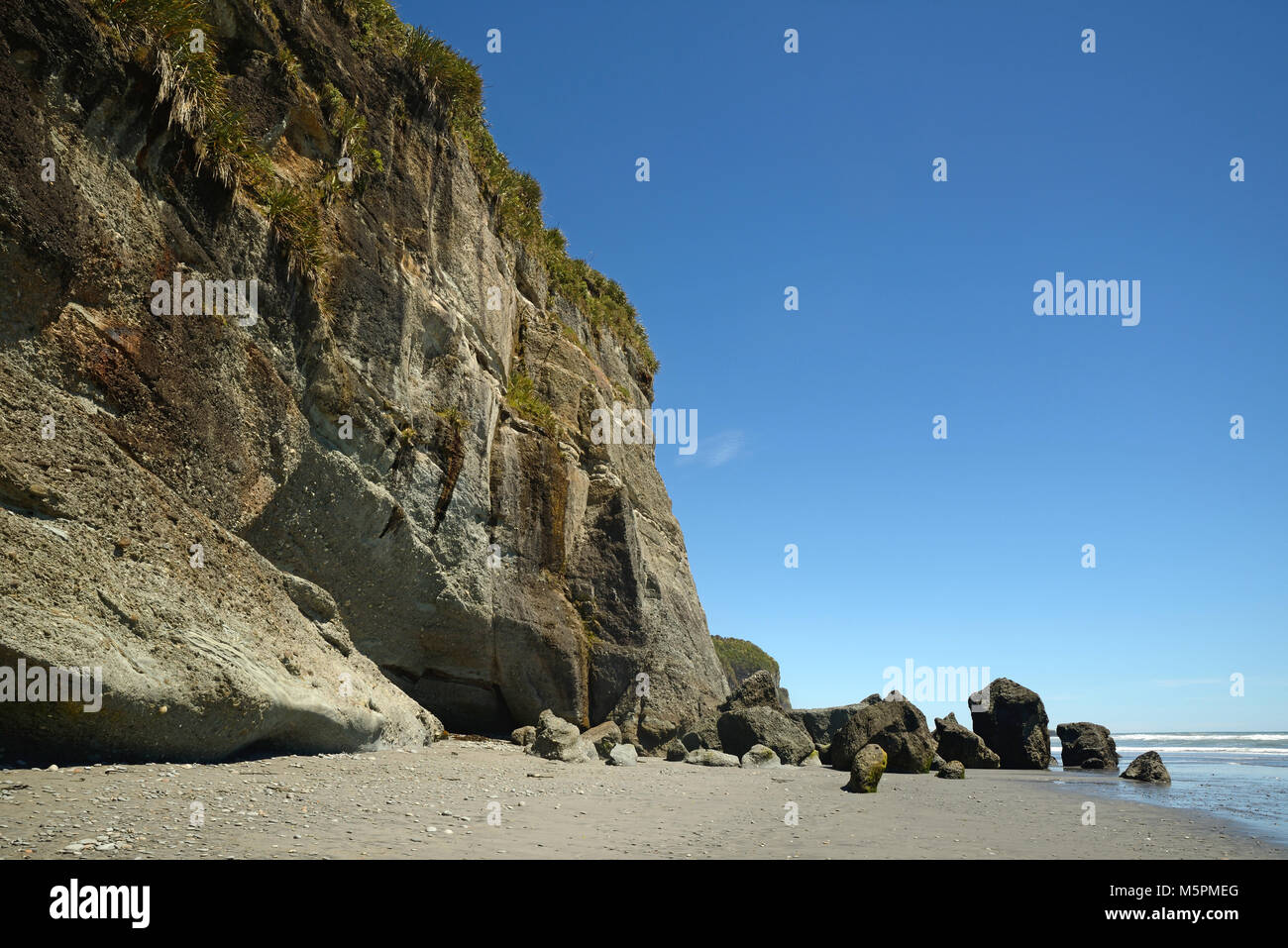 Una scogliera a bassa marea su un West Coast Beach, Isola del Sud, Nuova Zelanda Foto Stock