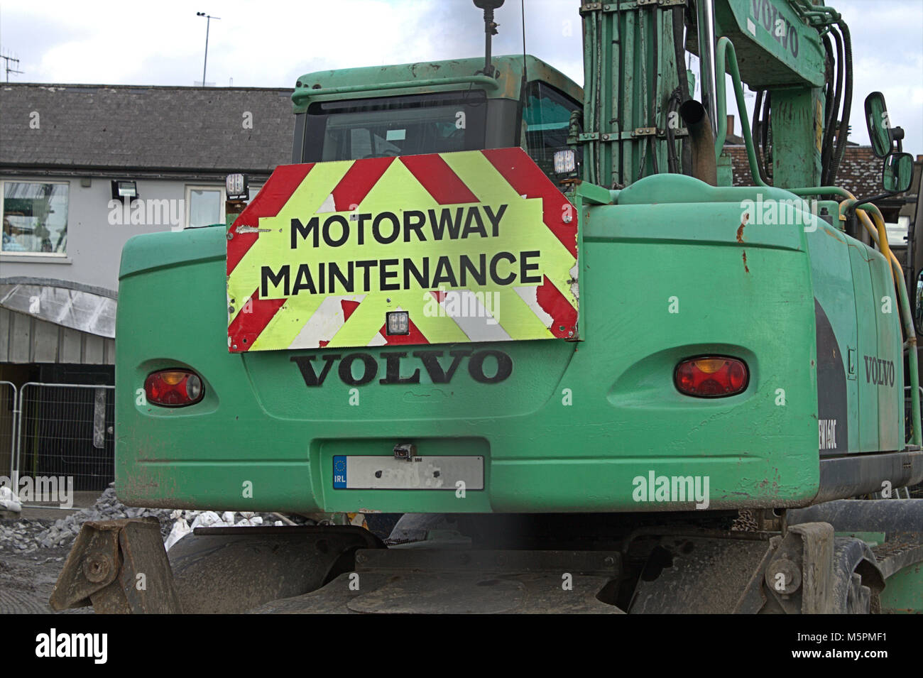 Gru su un sito di costruzione con autostrada segno di manutenzione sul vano motore. Foto Stock