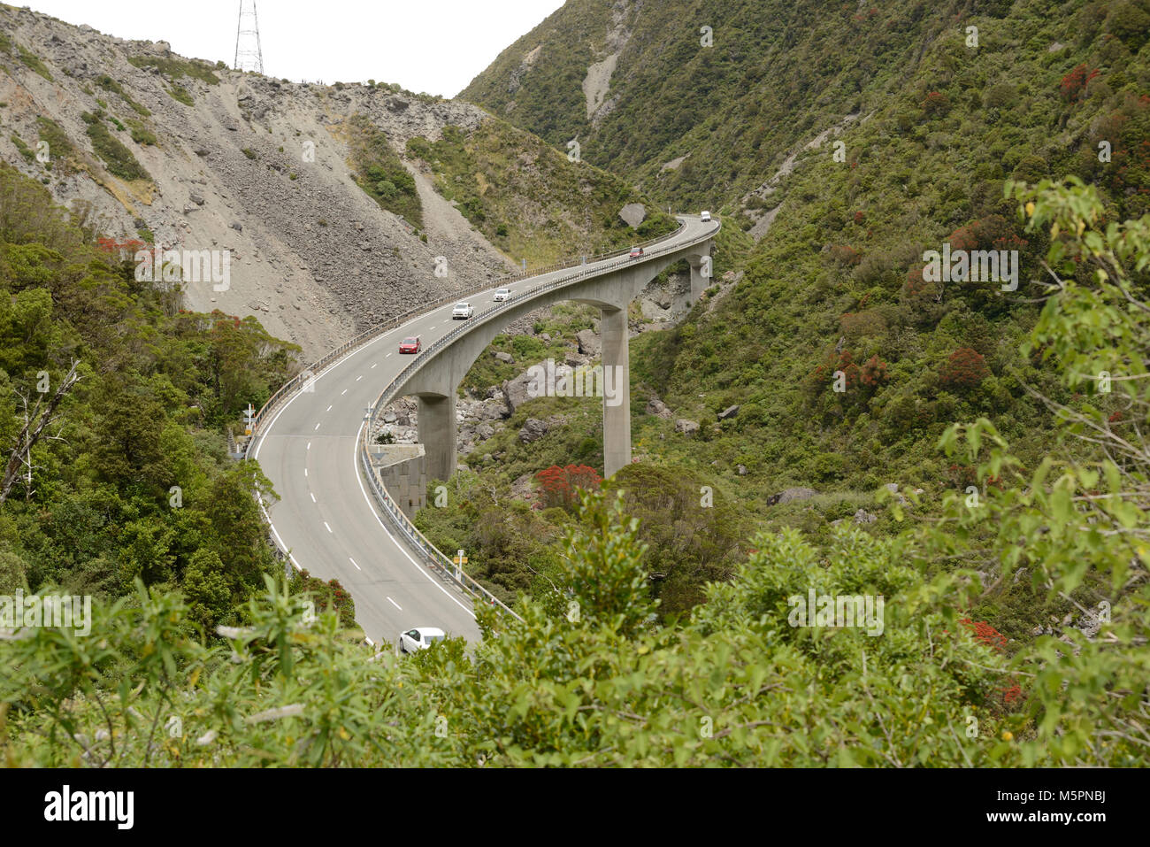 Il Viadotto Otira trasporta il traffico in modo sicuro su una grande slittare nelle Alpi del sud nei pressi di Arthus Pass, Westland, Nuova Zelanda Foto Stock