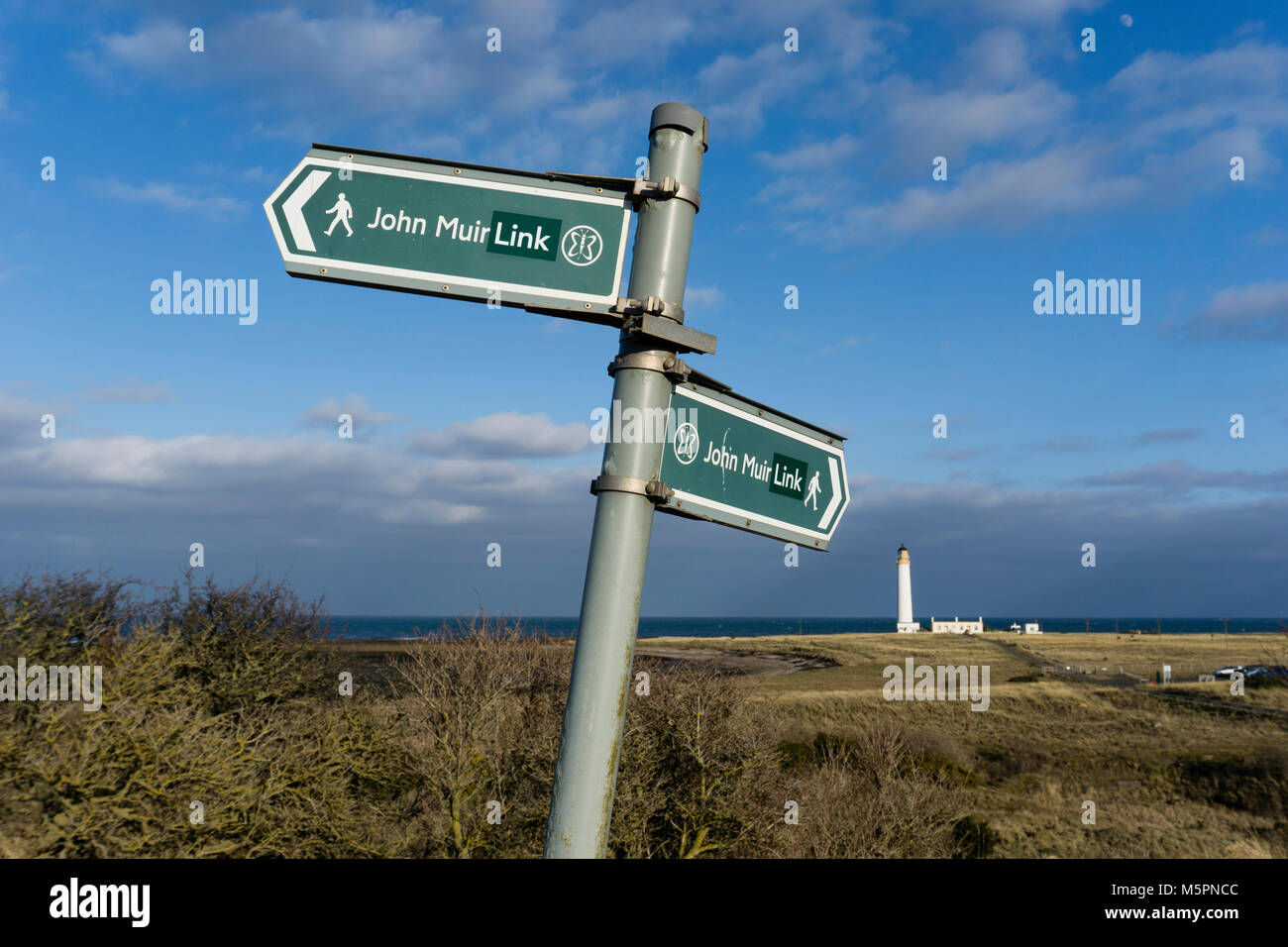 Dunbar, East Lothian, Scozia - fienili Ness, Eastern Shore punto con luce-casa adiacente Dunbar Gold Club. Dune riserva naturale su John Muir coastal Foto Stock