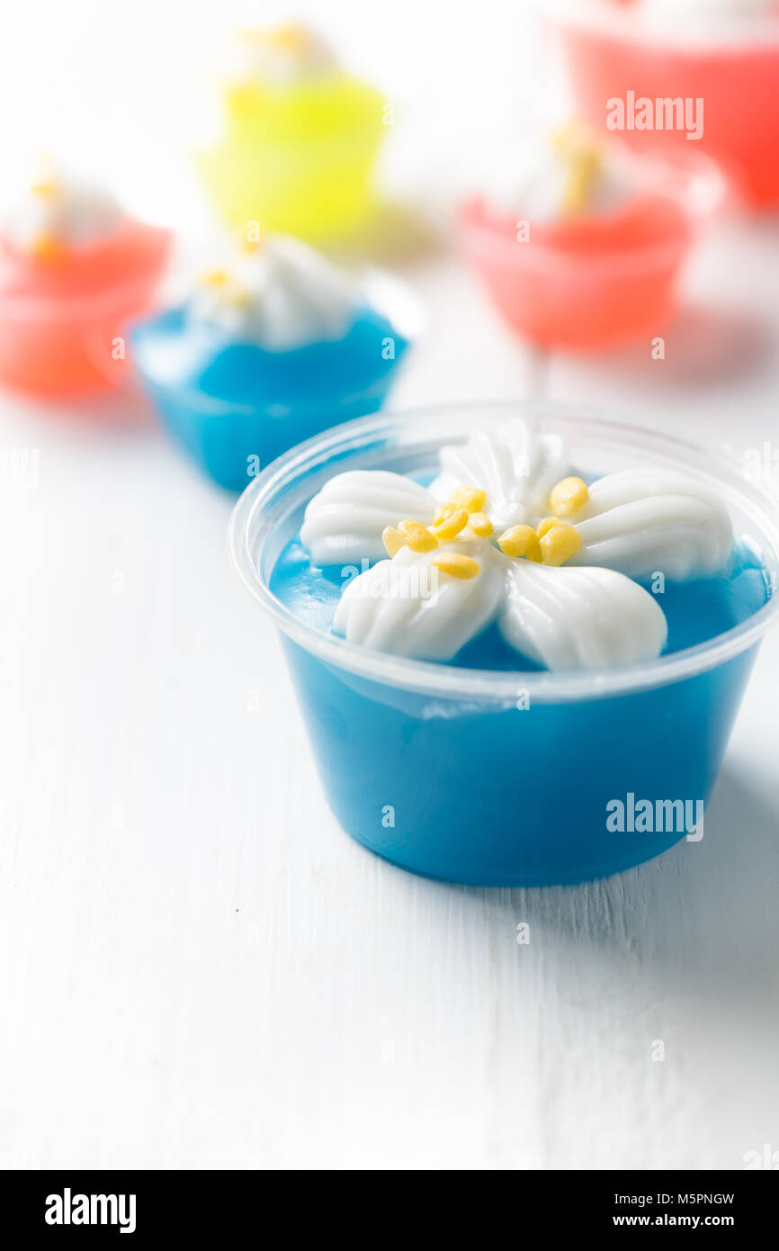 Thai dessert, fanno da Mung Bean farina e latte di cocco e fagioli di soia sulla parte superiore e legno bianco bcakground Foto Stock
