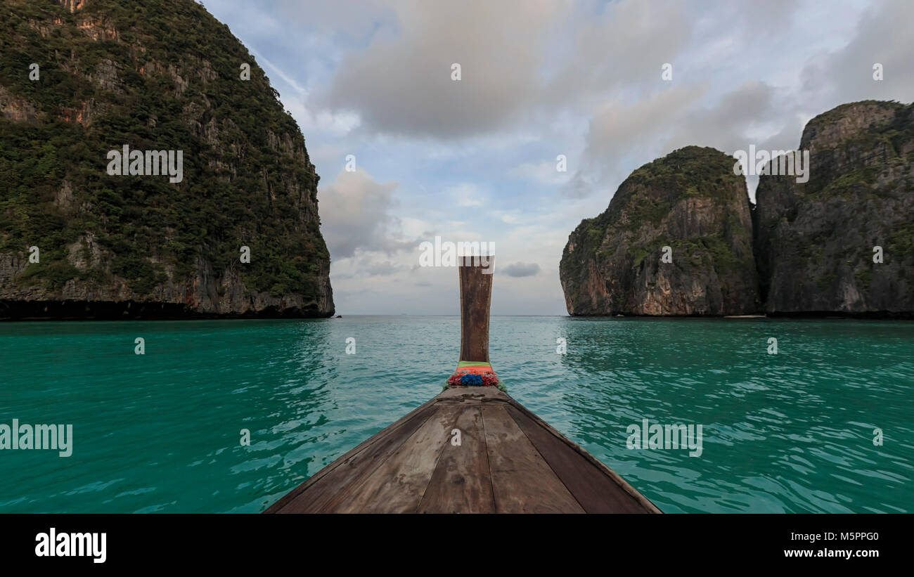 Barca lunga e blu acqua a Maya Bay in Koh Phi Phi Leh Island, Krabi Thailandia. Foto Stock