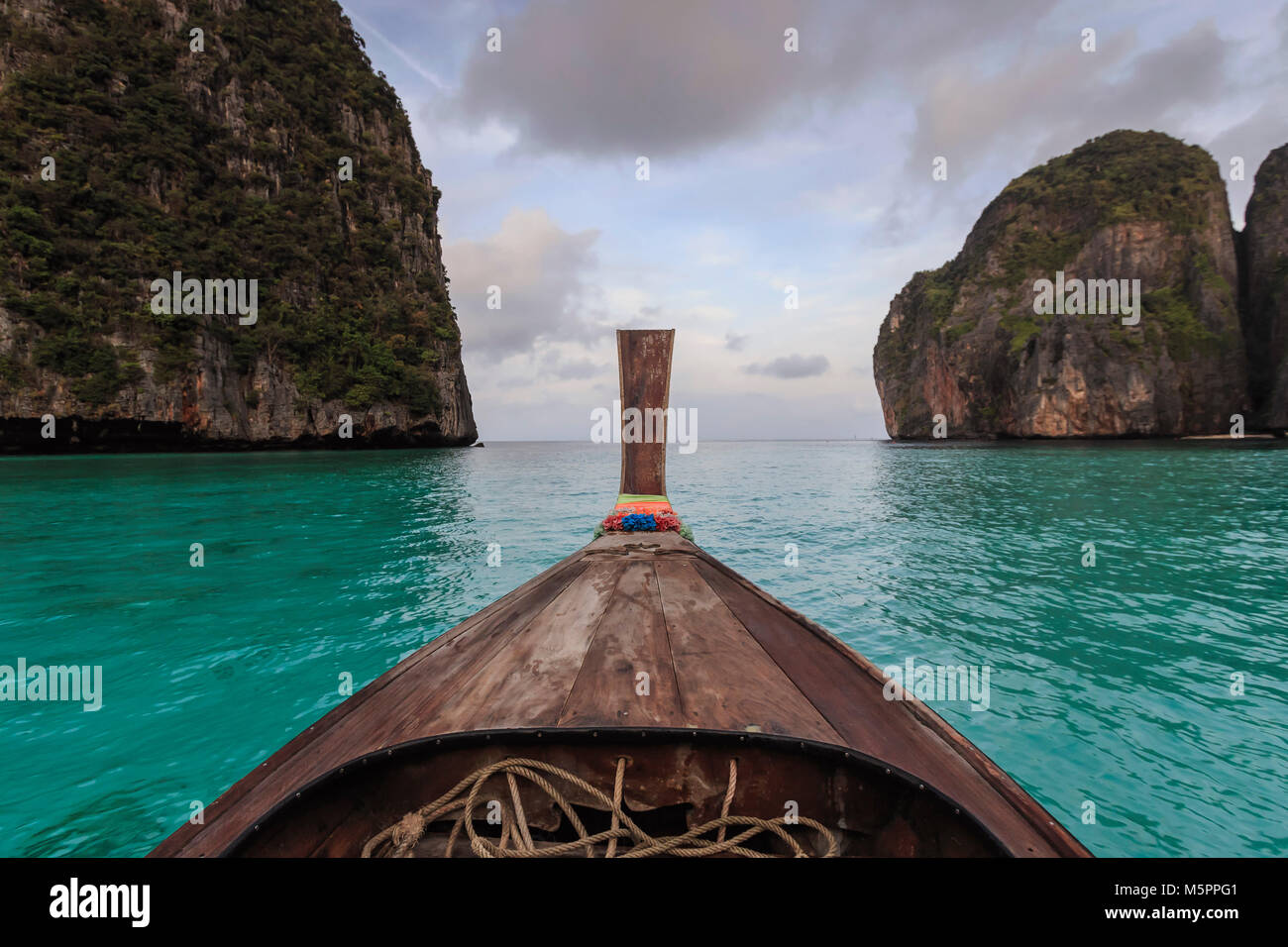 Barca lunga e blu acqua a Maya Bay in Koh Phi Phi Leh Island, Krabi Thailandia. Foto Stock