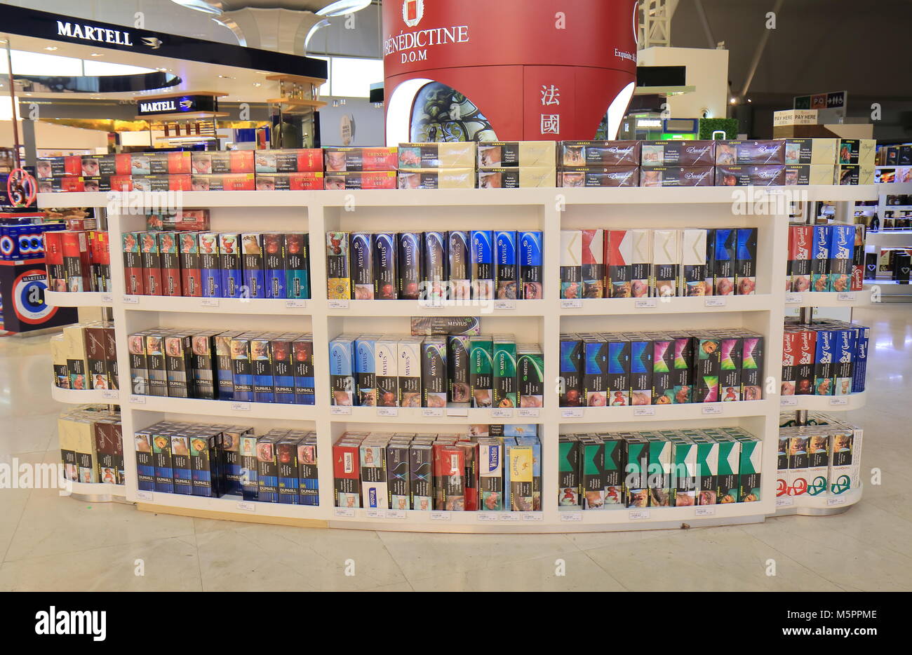 Duty free shop visualizza sigarette all'Aeroporto Internazionale di Kuala Lumpur in Malesia Foto Stock