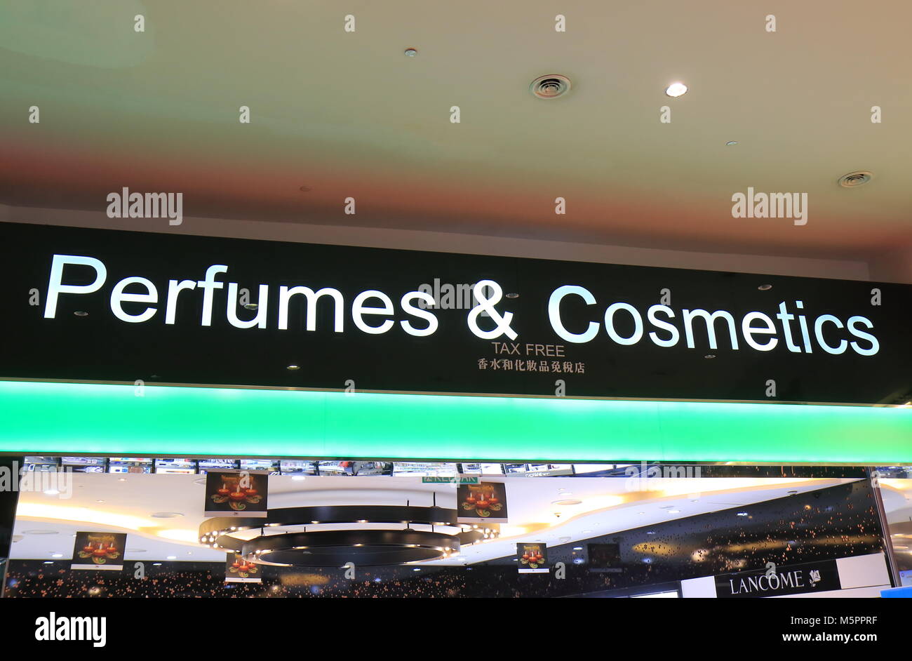 Profumi e cosmetici in franchigia di dazio segno all'Aeroporto Internazionale di Kuala Lumpur in Malesia Foto Stock