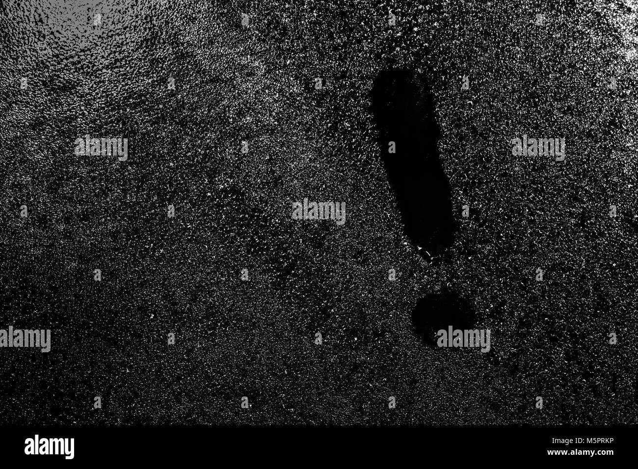 Il punto esclamativo sul vetro appannato, immagine di sfondo Foto Stock