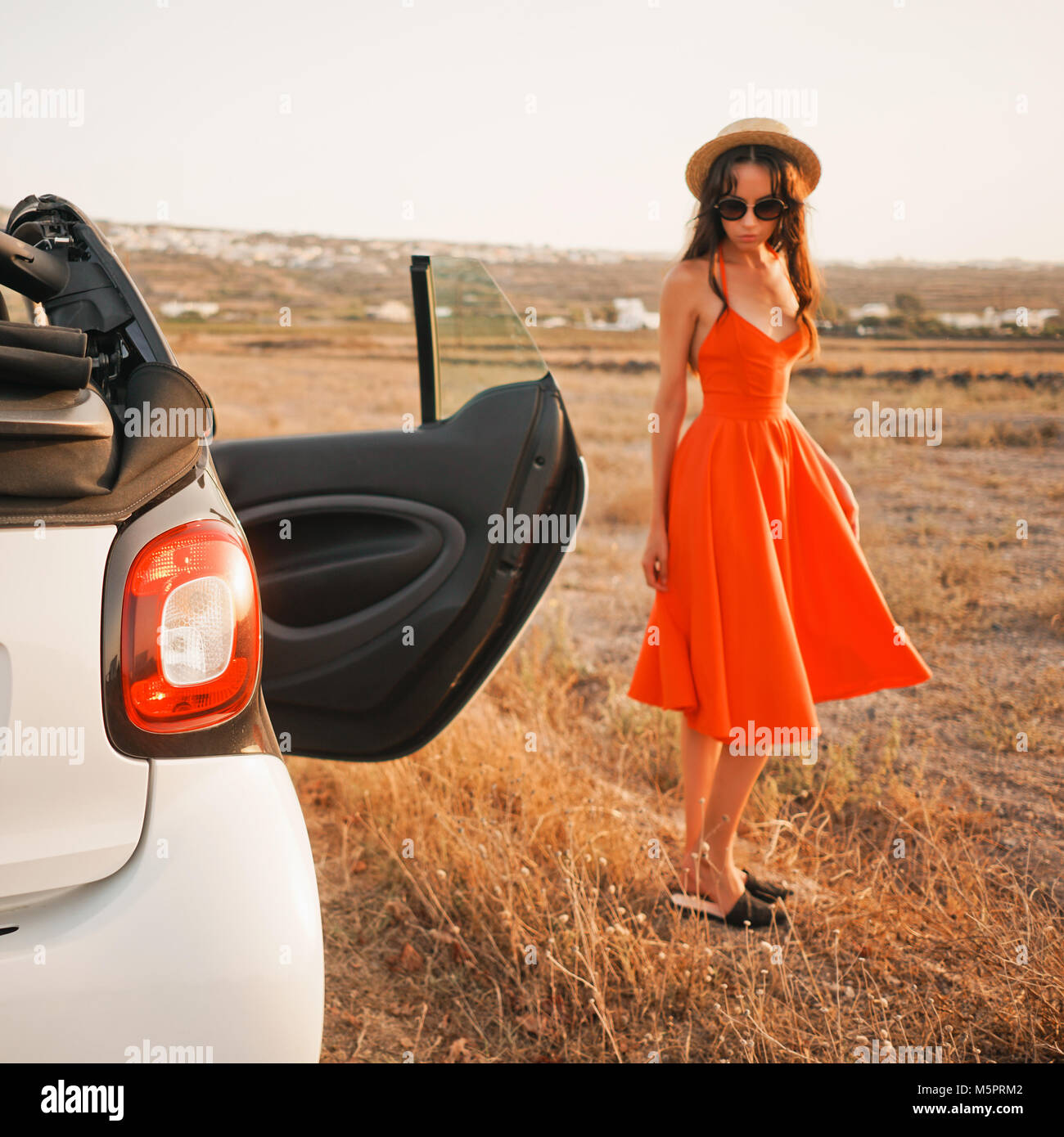 Stile di vita all aperto foto di bella donna elegante all'auto cabriolet. Vacanze e viaggi. Viaggio estivo. La libertà, la gioventù e spensierato Foto Stock