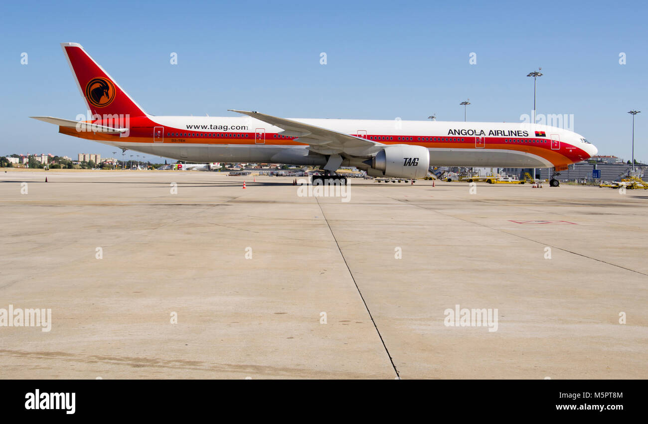 Lisbona, Portogallo - 29 luglio 2012: Un Angola Airlines Boeing 777 - 300 ER a Lisbona aeroporto Portela sulla luglio 29, 2012 a Lisbona, Portogallo. Foto Stock